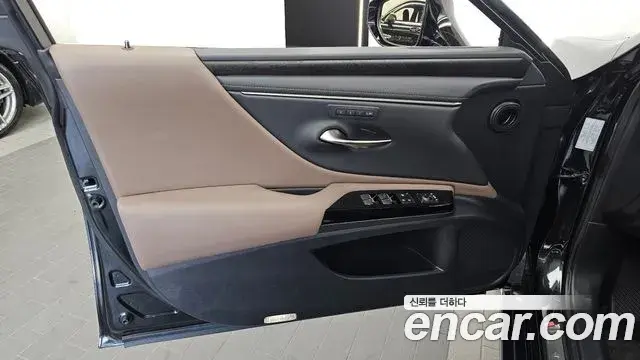 Lexus ES300h 2025 — Photo 2/37
