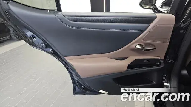 Lexus ES300h 2025 — Photo 33/37