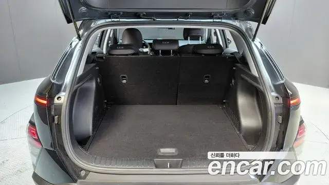 Hyundai Kona 2023 — Фото 17/20