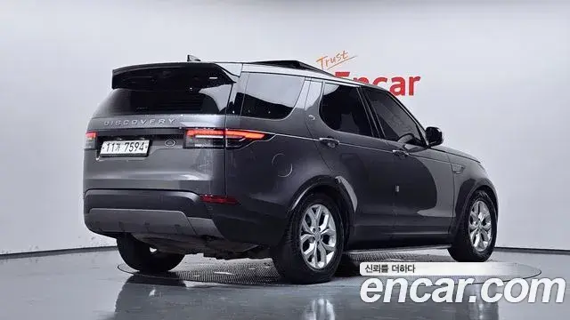 Land Rover Discovery 5 2018 — ფოტო 16/35