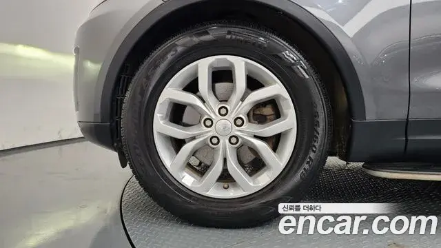 Land Rover Discovery 5 2018 — ფოტო 19/35