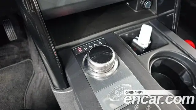 Land Rover Discovery 5 2018 — ფოტო 23/35