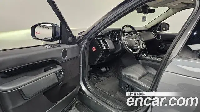 Land Rover Discovery 5 2018 — ფოტო 17/35
