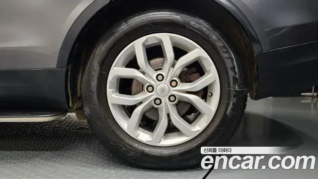 Land Rover Discovery 5 2018 — ფოტო 26/35