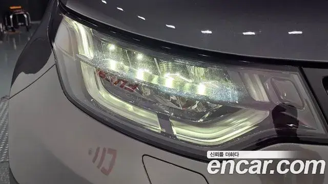 Land Rover Discovery 5 2018 — ფოტო 30/35