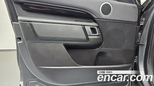Land Rover Discovery 5 2018 — ფოტო 14/35