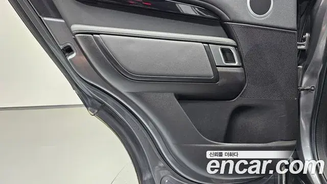 Land Rover Discovery 5 2018 — ფოტო 20/35