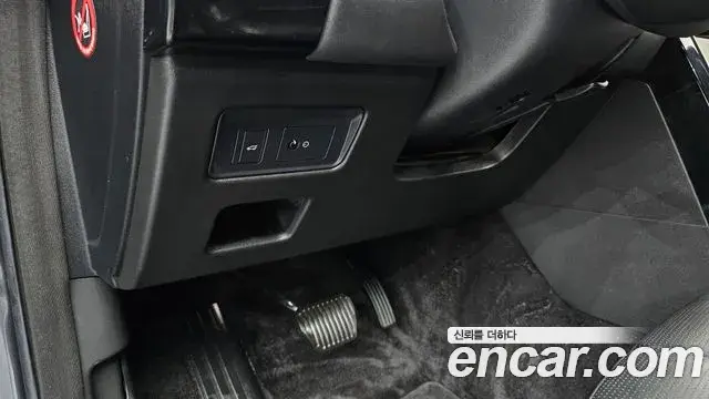 Land Rover Discovery 5 2018 — ფოტო 4/35