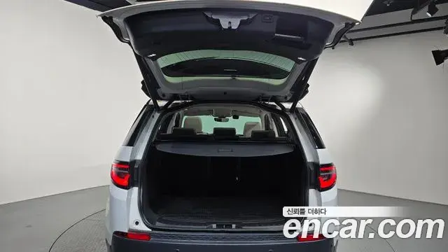 Land Rover Discovery Sport 2021 — Фото 18/20