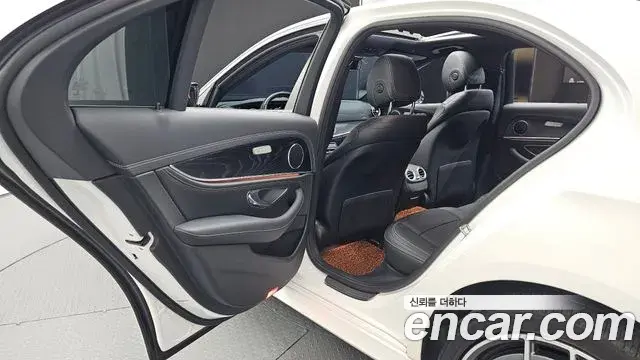 Mercedes-Benz E-Class 2021 — Фото 12/20