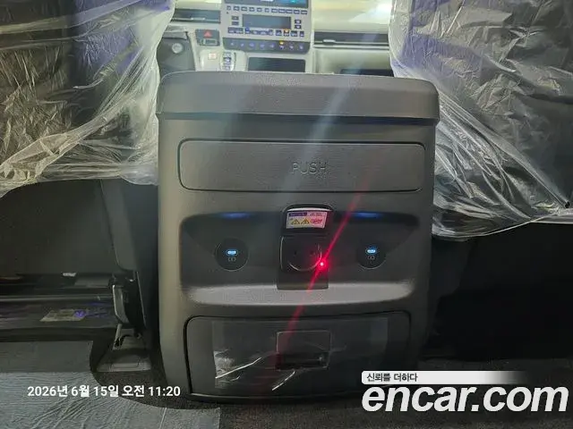 Hyundai Staria 2025 — Photo 8/14