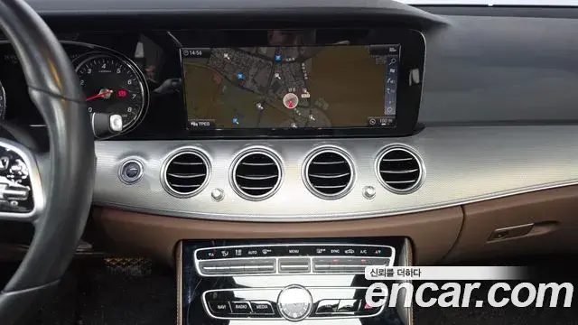 Mercedes-Benz E-Class 2018 — Фото 13/20