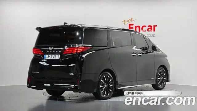 Toyota Alphard 2025 — Photo 28/35