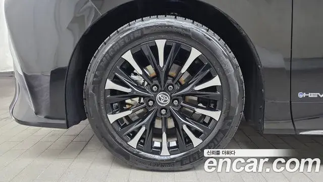 Toyota Alphard 2025 — Photo 8/35