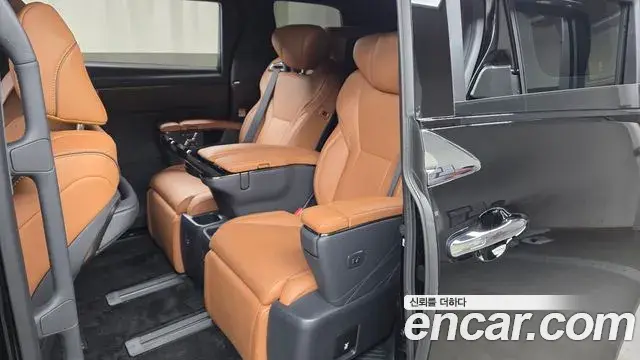 Toyota Alphard 2025 — Photo 18/35