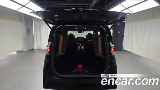 Toyota Alphard 2025 — Photo 12/35