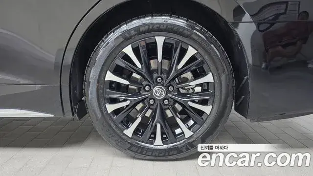 Toyota Alphard 2025 — Photo 22/35