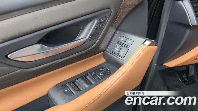 Toyota Alphard 2025 — Photo 19/35