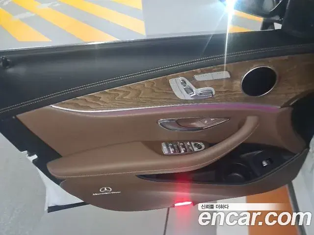 Mercedes-Benz E-Class 2022 — Фото 13/20