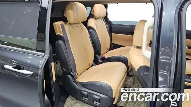 Kia Carnival 2021 — Фото 12/20