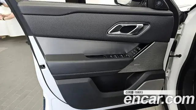 Land Rover Range Rover Velar 2019 — Photo 30/33