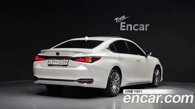 Lexus ES300h 2025 — Photo 2/20