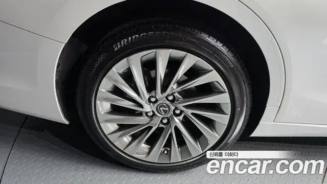 Lexus ES300h 2025 — Photo 5/20