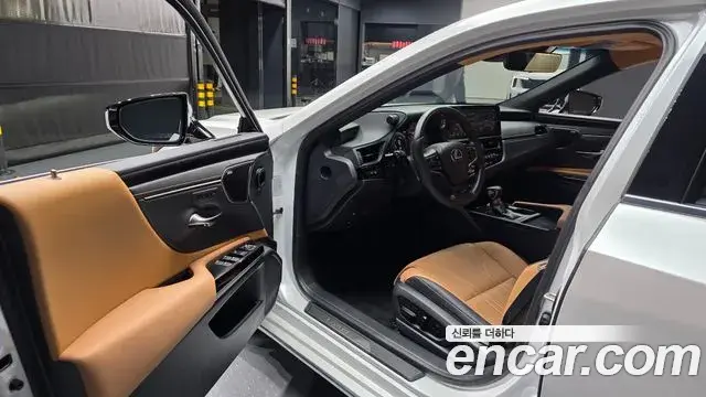 Lexus ES300h 2025 — Photo 10/20