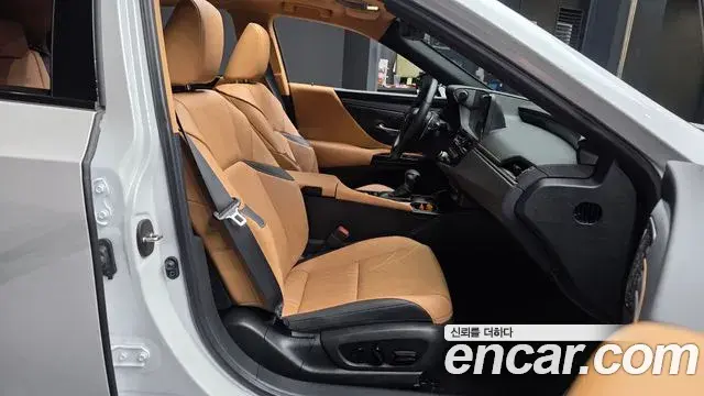 Lexus ES300h 2025 — Photo 11/20