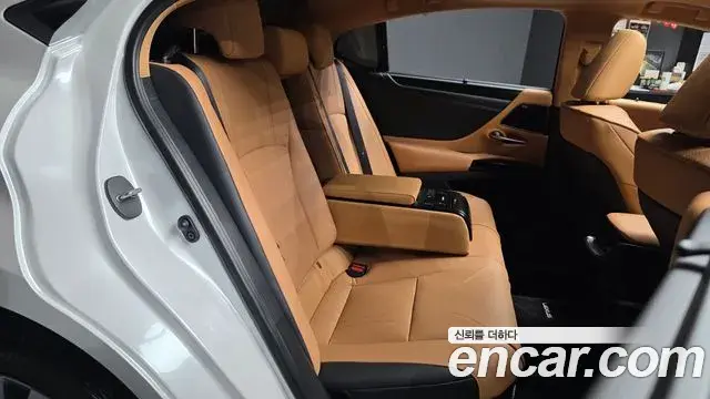 Lexus ES300h 2025 — Photo 12/20