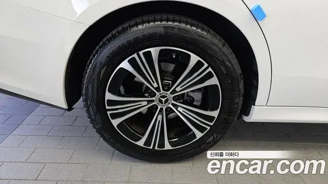 Mercedes-Benz E-Class 2025 — Photo 5/20