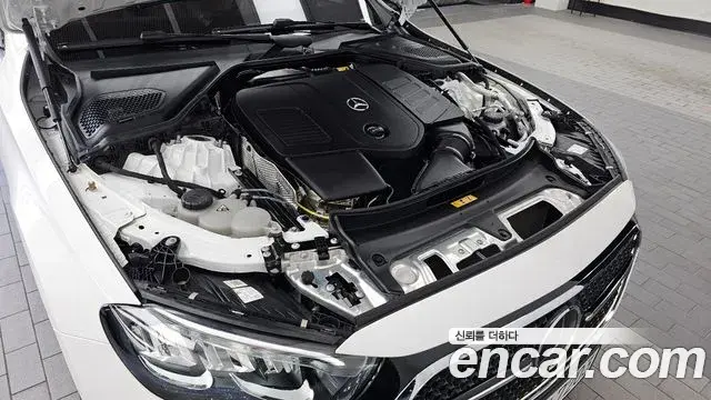 Mercedes-Benz E-Class 2025 — Photo 6/20