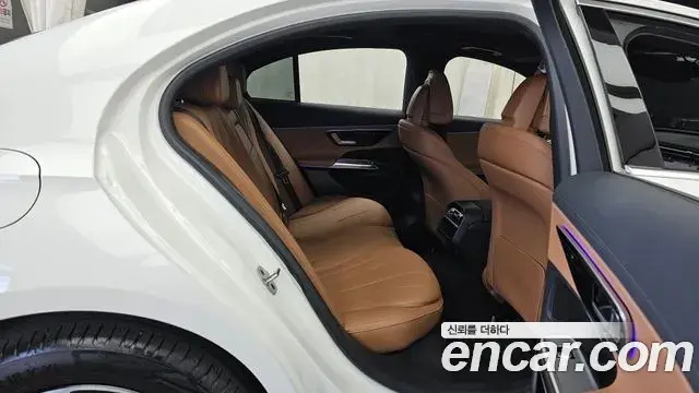 Mercedes-Benz E-Class 2025 — Photo 12/20
