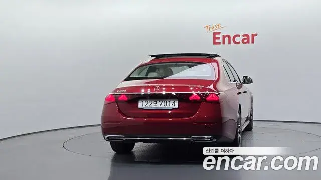 Mercedes-Benz E-Class 2025 — Photo 4/20