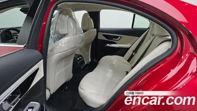 Mercedes-Benz E-Class 2025 — Photo 11/20