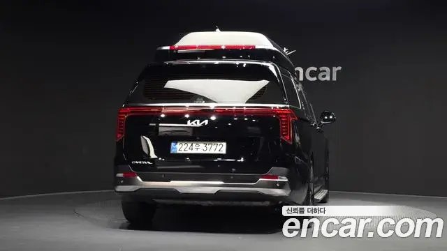 Kia Carnival 2023 — ფოტო 33/35