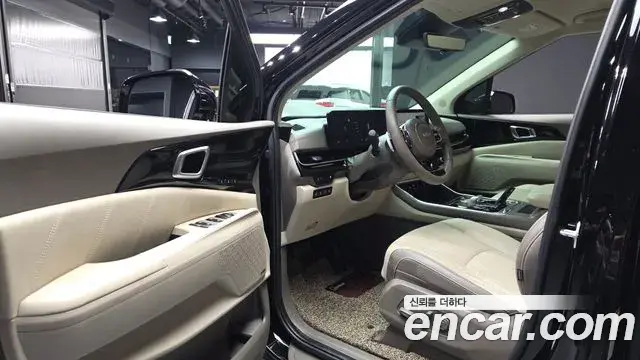 Kia Carnival 2023 — ფოტო 24/35