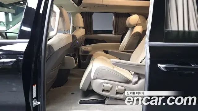 Kia Carnival 2023 — ფოტო 32/35