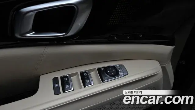 Kia Carnival 2023 — ფოტო 31/35