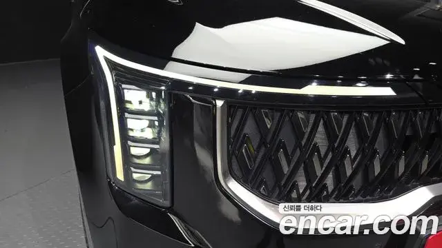 Kia Carnival 2023 — ფოტო 23/35
