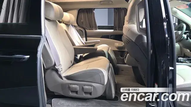 Kia Carnival 2023 — ფოტო 8/35