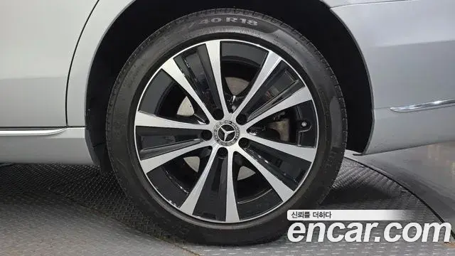 Mercedes-Benz E-Class 2020 — Photo 5/20