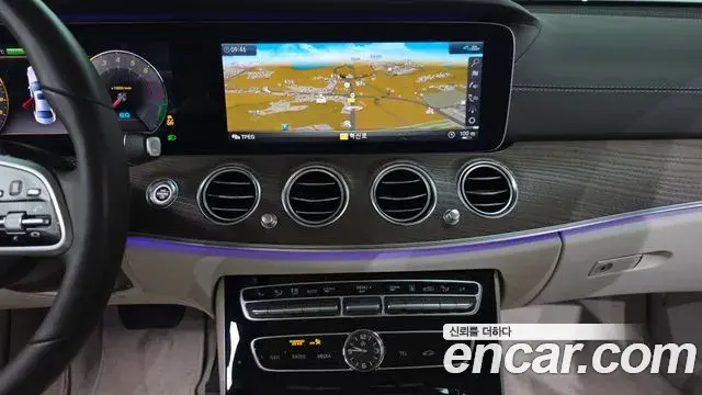Mercedes-Benz E-Class 2020 — Photo 13/20