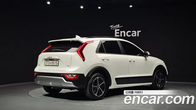 Kia Niro 2023 — Фото 2/20