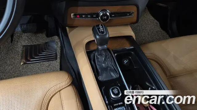 Volvo XC90 2020 — Photo 9/20