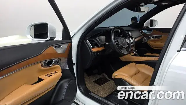 Volvo XC90 2020 — Photo 18/20