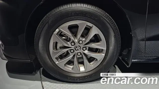 Toyota Sienna 2024 — ფოტო 23/37
