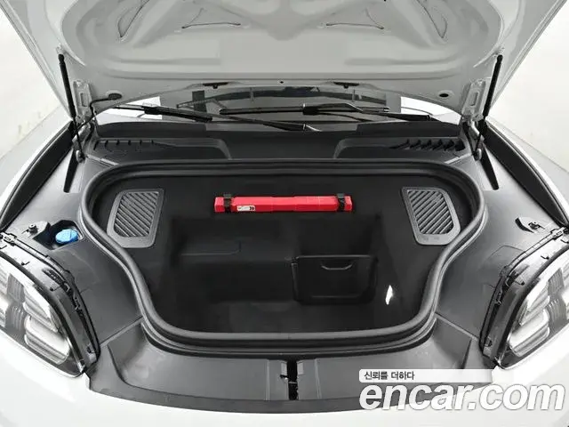 Porsche Macan EV 2025 — Photo 8/20