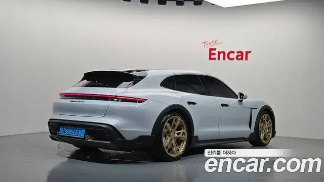Porsche Taycan 2023 — ფოტო 6/20