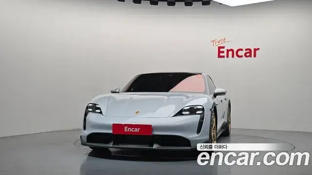 Porsche Taycan 2023 — ფოტო 19/20